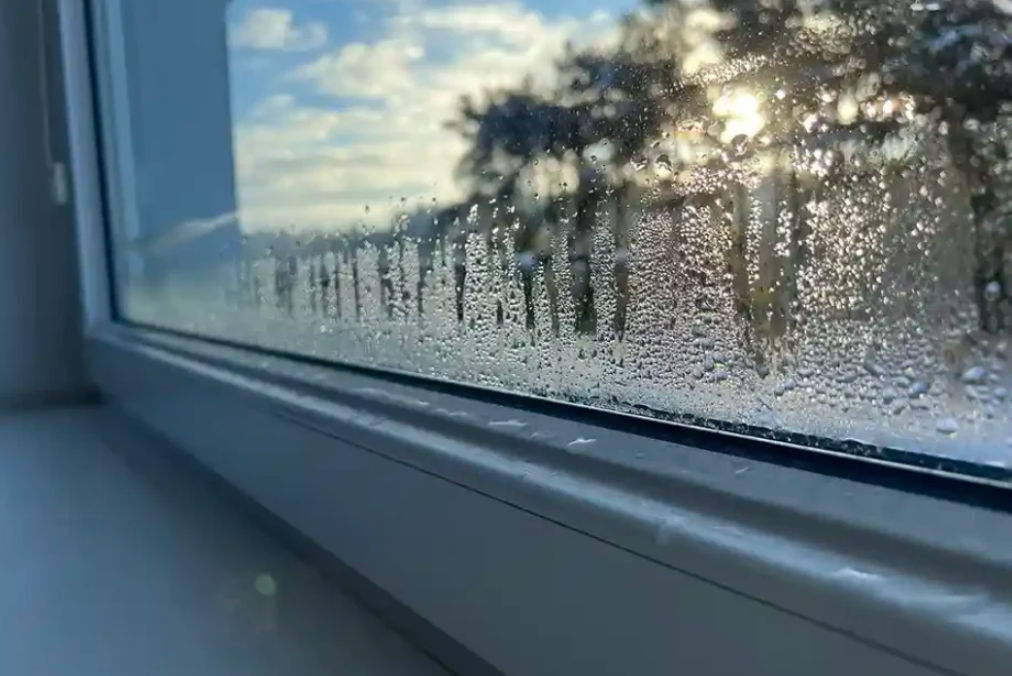 Как убрать конденсат на окнах